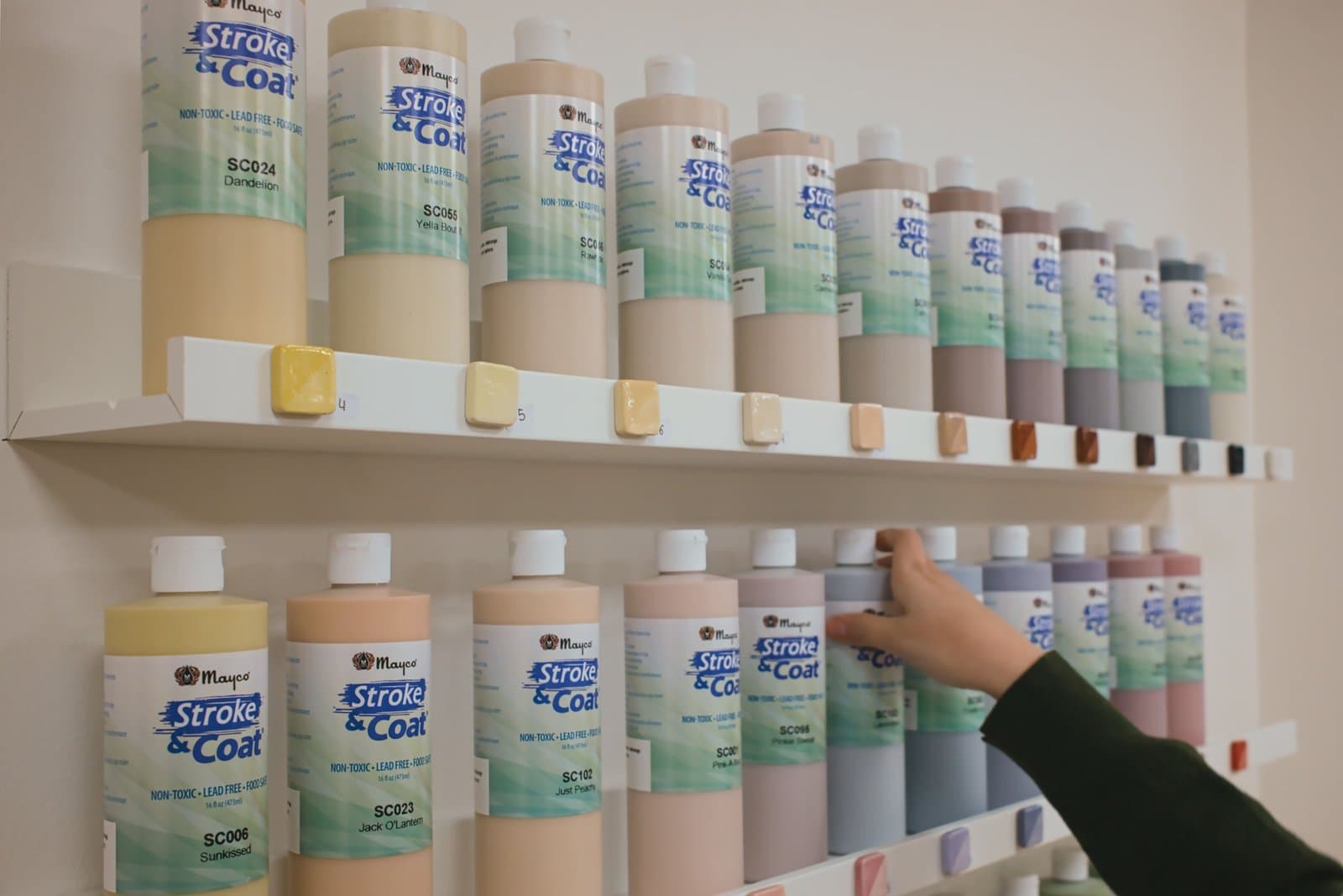Cómo funcionan los esmaltes cerámicos y qué efecto tienen en tus piezas